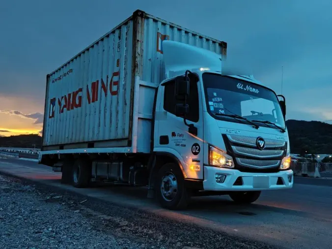 Rabón de Flety con un contenedor de 20 pies en carretera, al atardecer