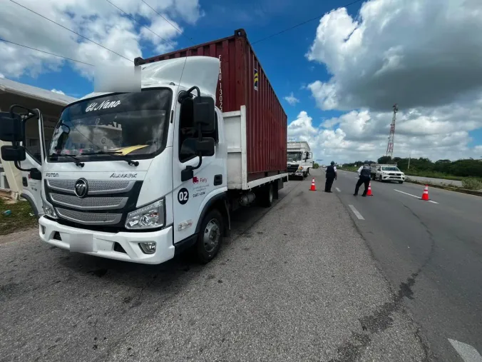 Rabón de Flety con un contenedor de 20 pies en un punto de revisión carretero