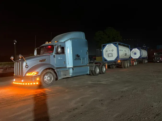 Tractocamión de Flety con un full de dos isotanques, listo para salir de noche