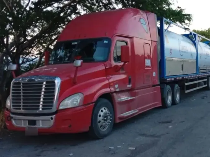 Unidad de la red de socios con un full de isotanques, a la orilla de la carretera